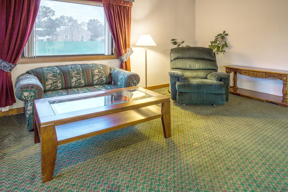 Super 8 by Wyndham Hartford WI - photo 2