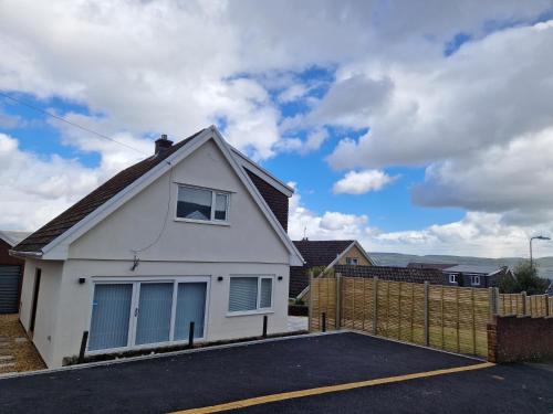 Modern Detached 3 bedroom home with off road parking & bike store — 4-Star Luxury Hotel in Abercanaid, United Kingdom