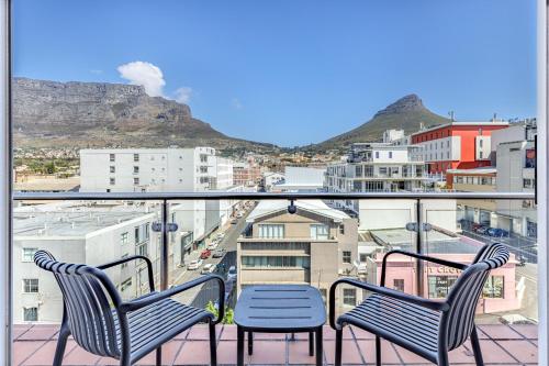 CBD Loft with Mountain View Balcony Aircon Parking — 4-Star Luxury Hotel in Cape Town, South Africa