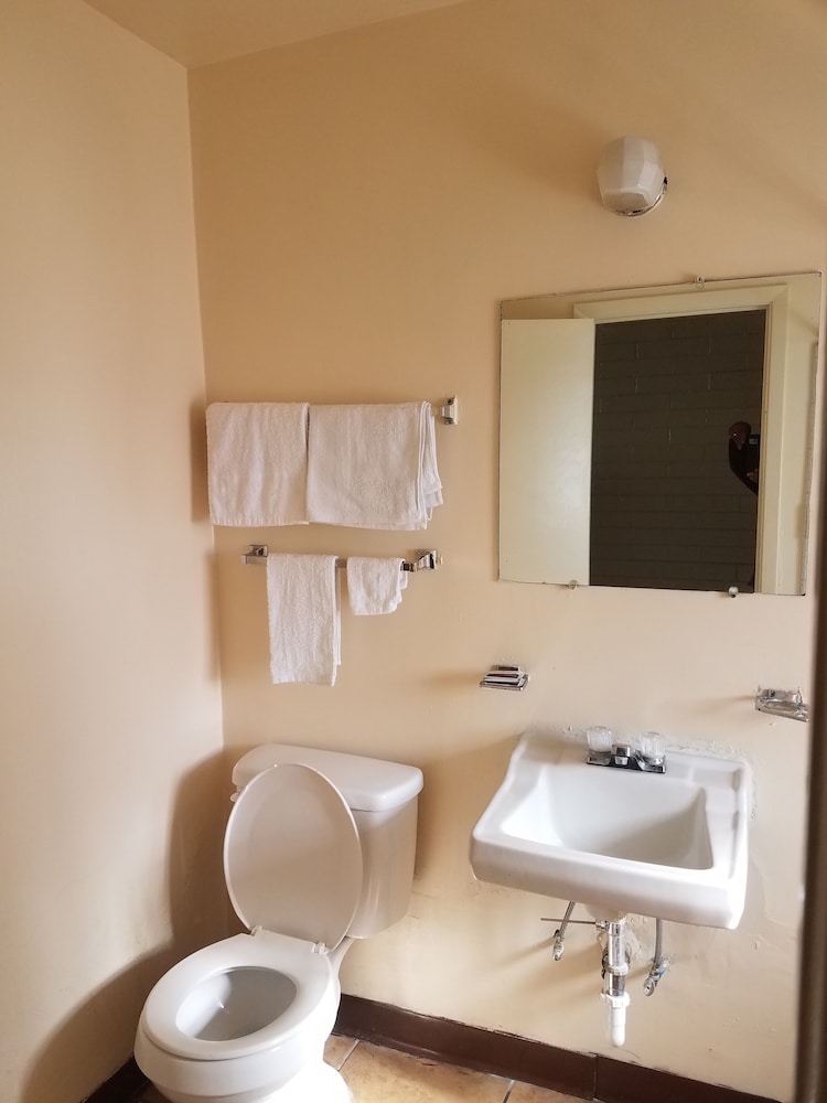 Beverly Crest Motor Inn - photo 8