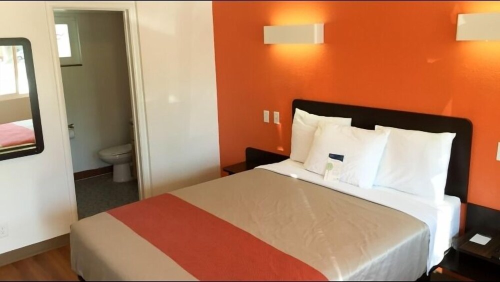 Travelodge by Wyndham Sacramento Convention Center - photo 5