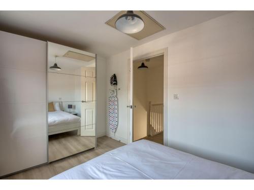 Peaceful terrace house with allocated parking bay Pass the Keys