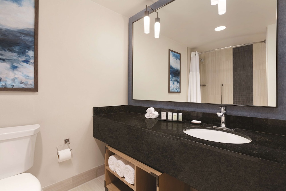 Embassy Suites by Hilton Monterey Bay Seaside - photo 44