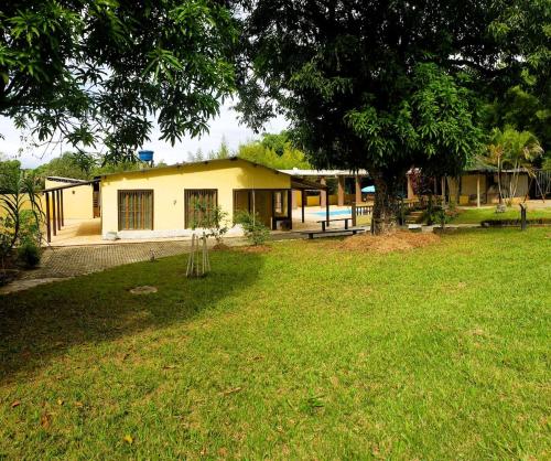 Chacara Charmosa Com Piscina Campo de Futebol in Guaratingueta, Brasil