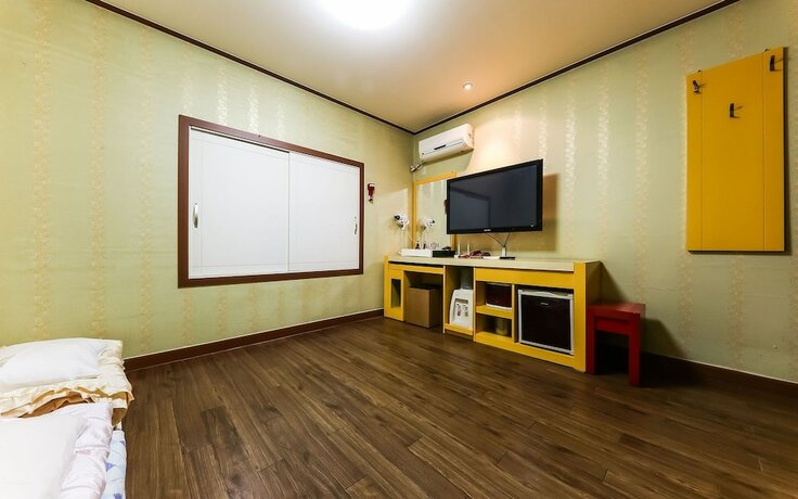 Cheongju Chojeongyaksu S in Cheongju-Si, South Korea