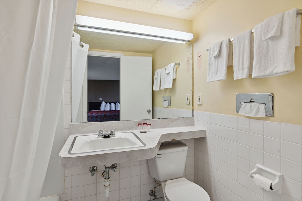 Days Inn by Wyndham Toledo - photo 38