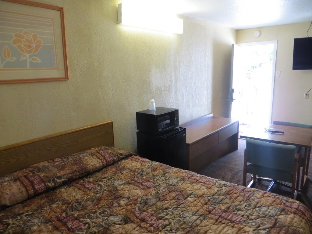 Economy Inn Fort Dodge - photo 4