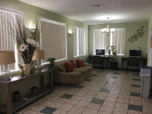 Houston Inn and Suites - photo 10
