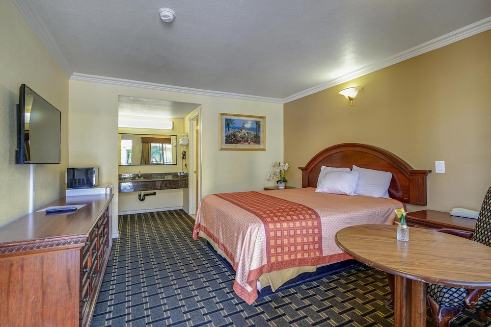 Hacienda Inn - photo 12