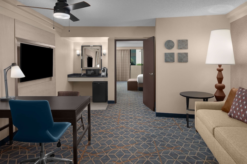 Embassy Suites by Hilton Phoenix Biltmore - photo 20