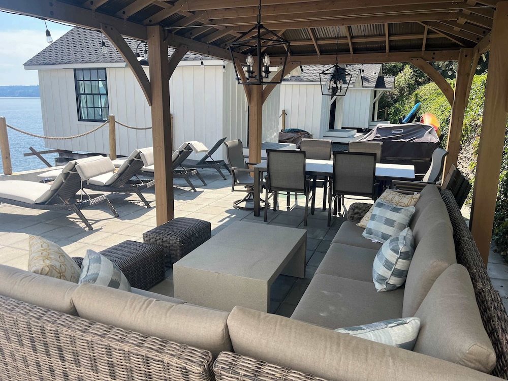 Waterfront Retreat Hot Tub Fireplace Pier — hotel in Shelton