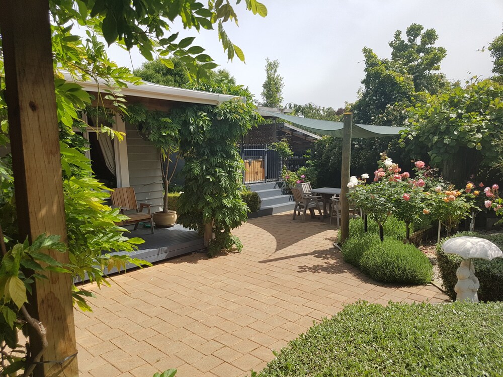 Olde Mill House B&B & Bike2Wine cycle hire — 4-Star Luxury Hotel in Blenheim, New Zealand