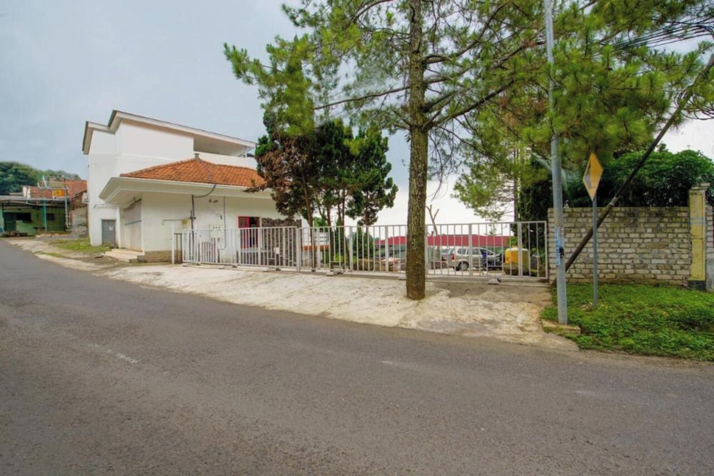 Capital O 3359 Pondok Wisata Jaden Trawas Mojokerto — hotel in Terawas