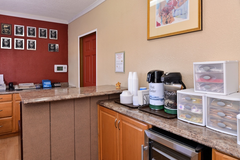 Golden Eagle Motel - photo 2