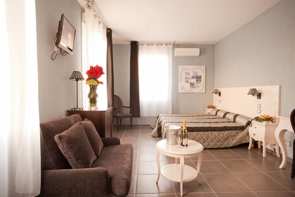 Splendid Hotel — L Ile Rousse