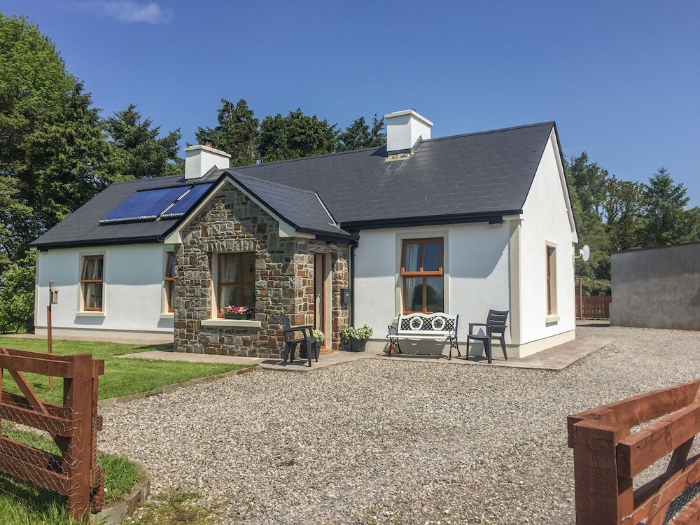 Cloonkee Cottage — 4-Star Luxury Hotel in Crossmolina, Republic of Ireland