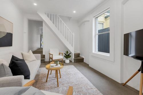 Chic 3 BR Terrace Prime Location Modern comforts — 4-Star Luxury Hotel in Sydney, Australia