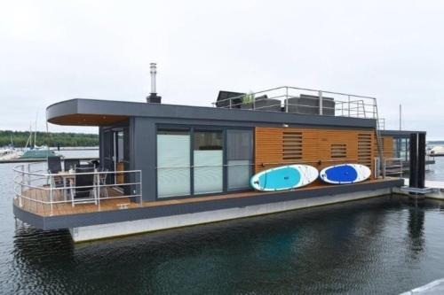 Hausboot Vroni - carbon neutral hotel in Klitten