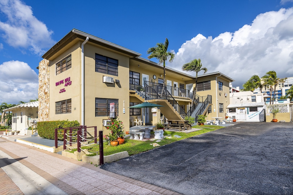 Tropic Isle Hotel and Apartment - photo 2