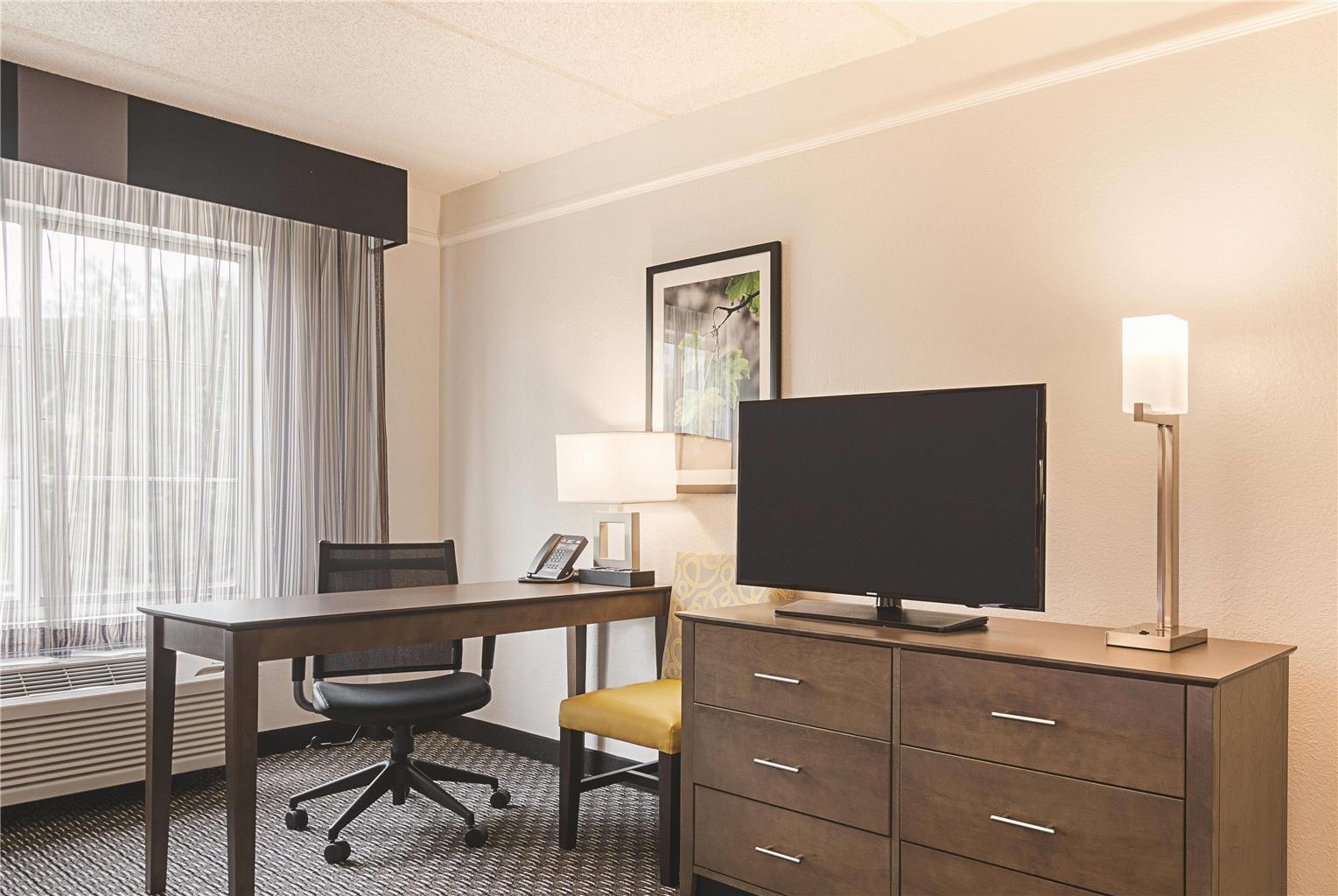 La Quinta Inn & Suites by Wyndham Atlanta Perimeter Medical - photo 26