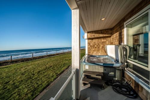 Oceanfront Contemporary — 4-Star Luxury Hotel in Lincoln, United States