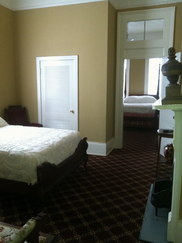 Nine O Five Royal Hotel - photo 8