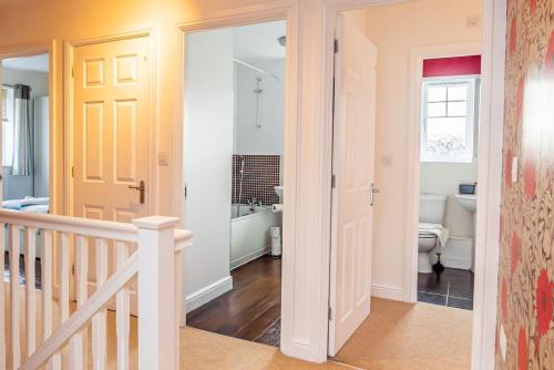Spacious 4 Bed house with parking and garden at Reading