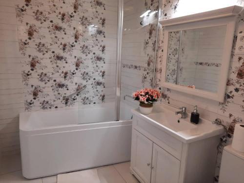Kék Lagúna Wellness Apartmanok — Egerszalok — photo 2