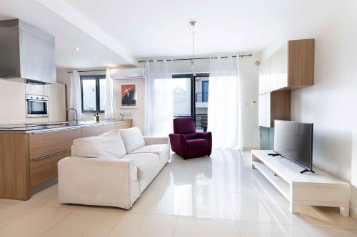 Modern & Spacious 3 Bedroom Apartment Close to Sliema Promenade — 4-Star Luxury Hotel in Gzira, Malta