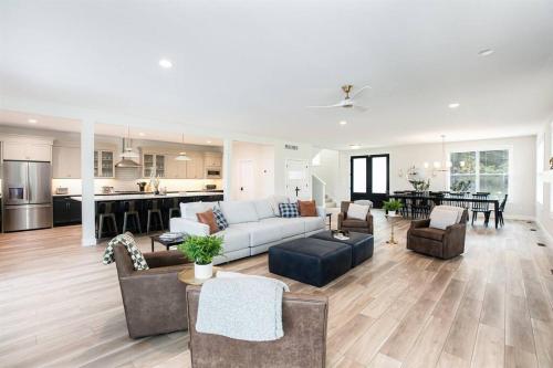 Victory Views Estate:Luxury Retreat for 25 Guests in South Bend, United States