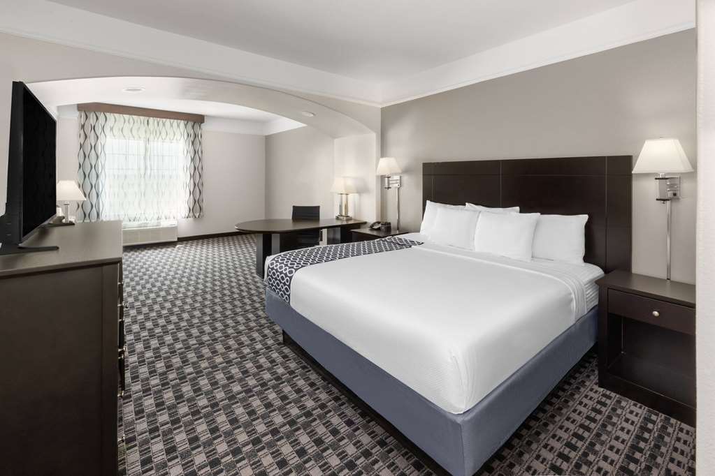 La Quinta Inn & Suites by Wyndham Deer Park - photo 19