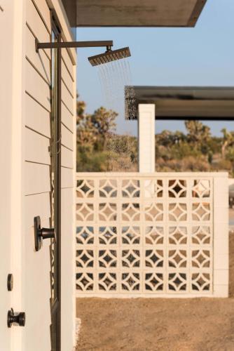 Desert Diamond Joshua Tree Cowboy Pool and Spa — hotel in Yucca Valley