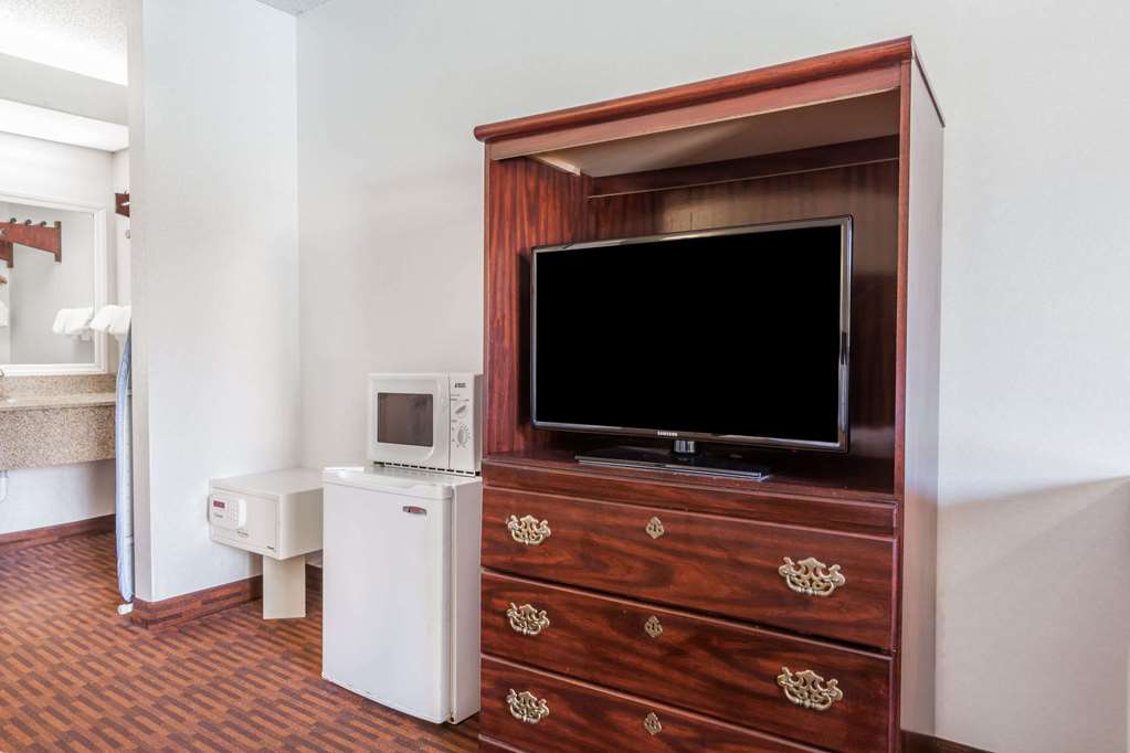 Howard Johnson by Wyndham Albany - photo 21