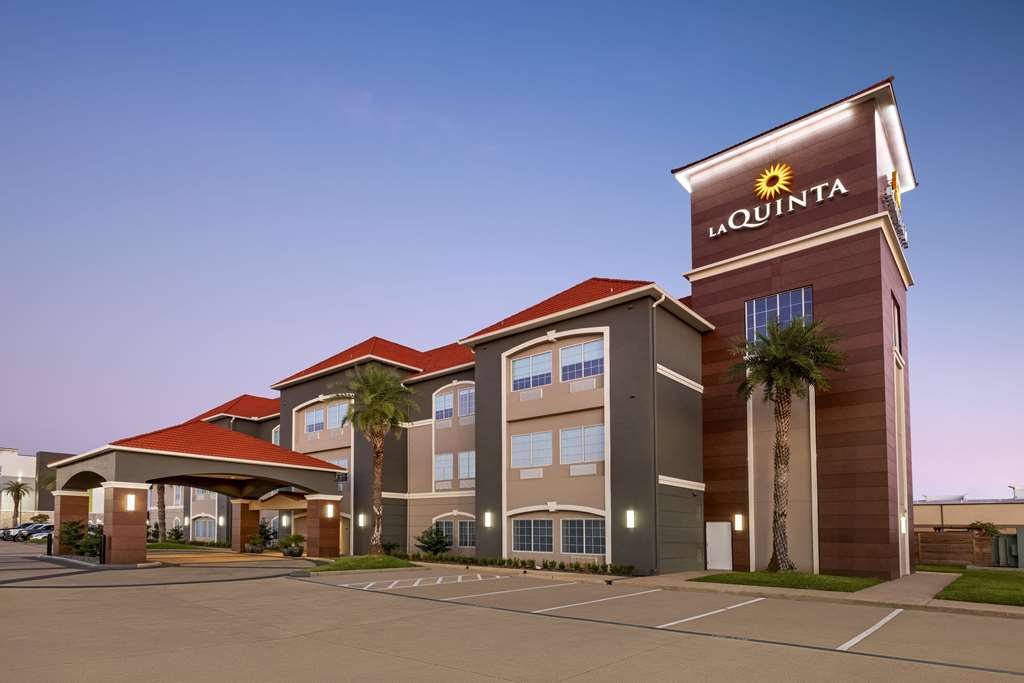 La Quinta Inn & Suites by Wyndham Port Arthur - photo 2