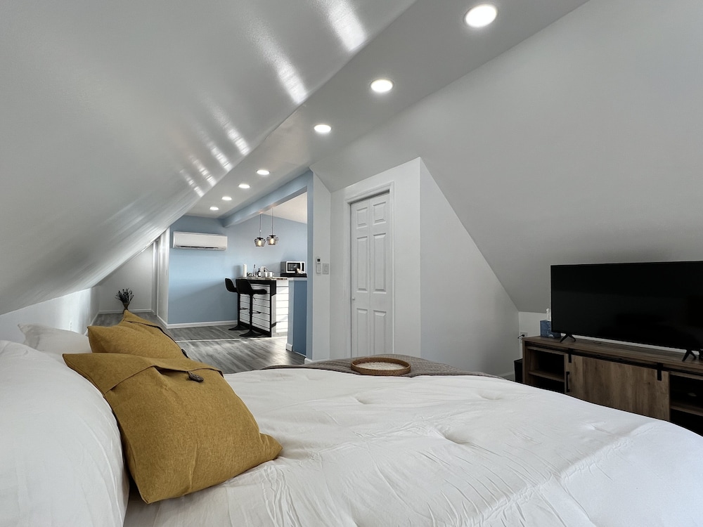 Sky parlor with river view - carbon neutral hotel in Aurora