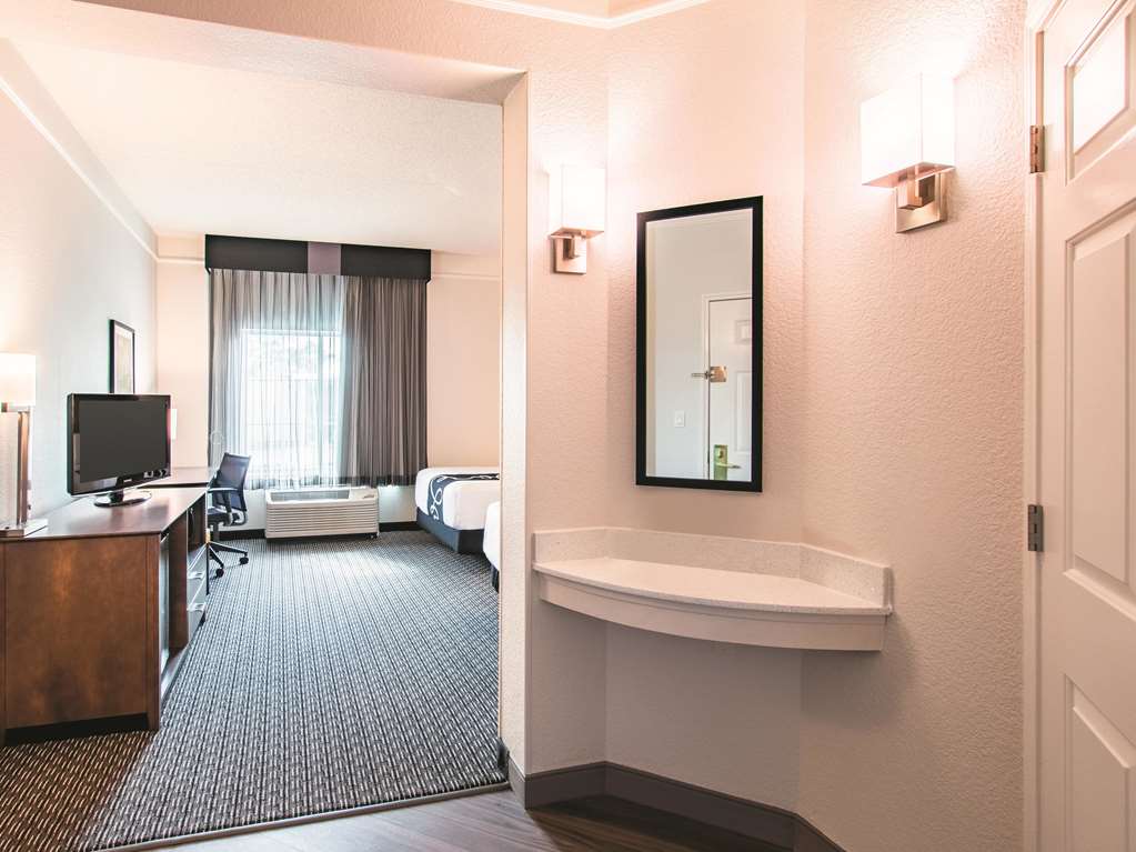 La Quinta Inn & Suites by Wyndham Fort Worth City View - photo 20
