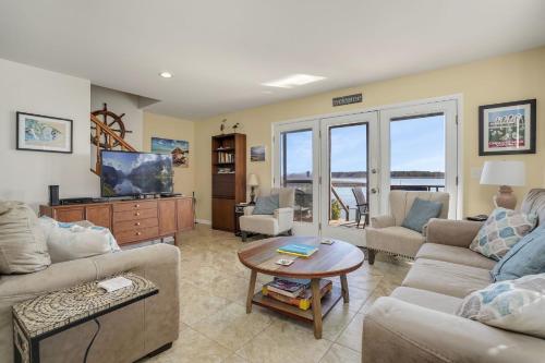 The Haven Waterfront with private dock in Chincoteague, United States