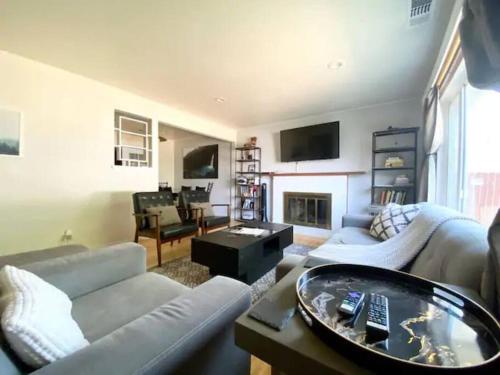 SunHouse 1410sqft BBQ 3xTVs Pets W D Backyard — 4-Star Luxury Hotel in Sacramento, United States