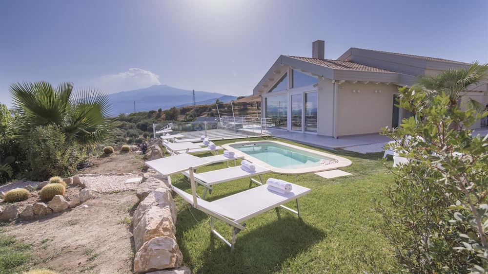 Villa Aura 6 Emma Villas — 4-Star Luxury Hotel in Giardini-Naxos, Italy