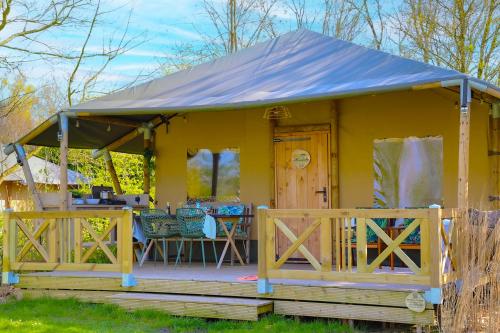 Glamping Safarilodge 'Grutte Fiif' met airco extra keuken op veranda en privé achtertuin — hotel in Grou