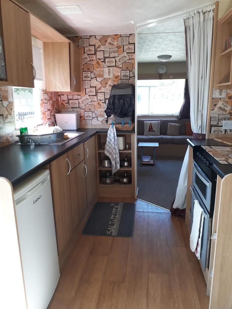 Inviting 2 Bed Caravan on Combe Haven Holiday Park — 4-Star Luxury Hotel in Saint Leonards-On-Sea, United Kingdom