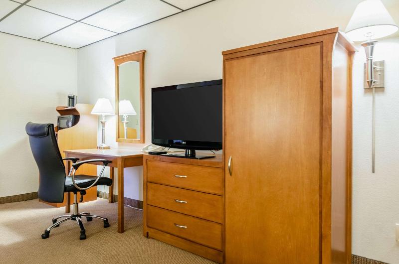 Quality Inn & Suites Salina West - photo 10