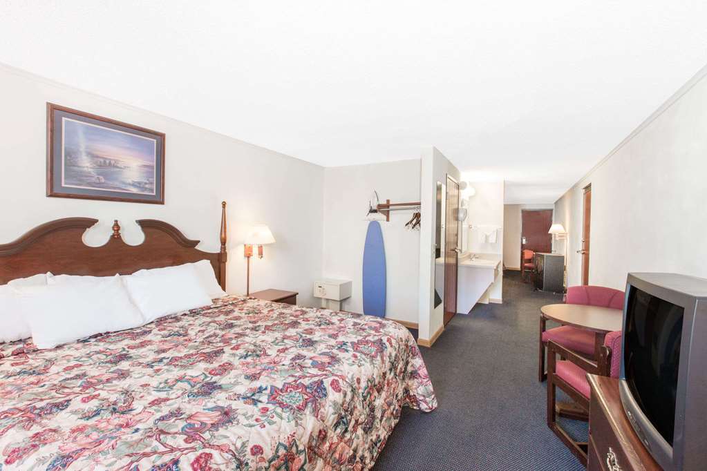 Days Inn by Wyndham Effingham - photo 12