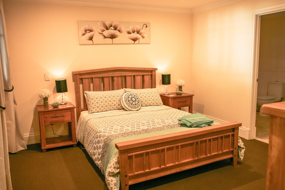 Oak Tree Cottage Mundaring — 4-Star Luxury Hotel in Mundaring, Australia