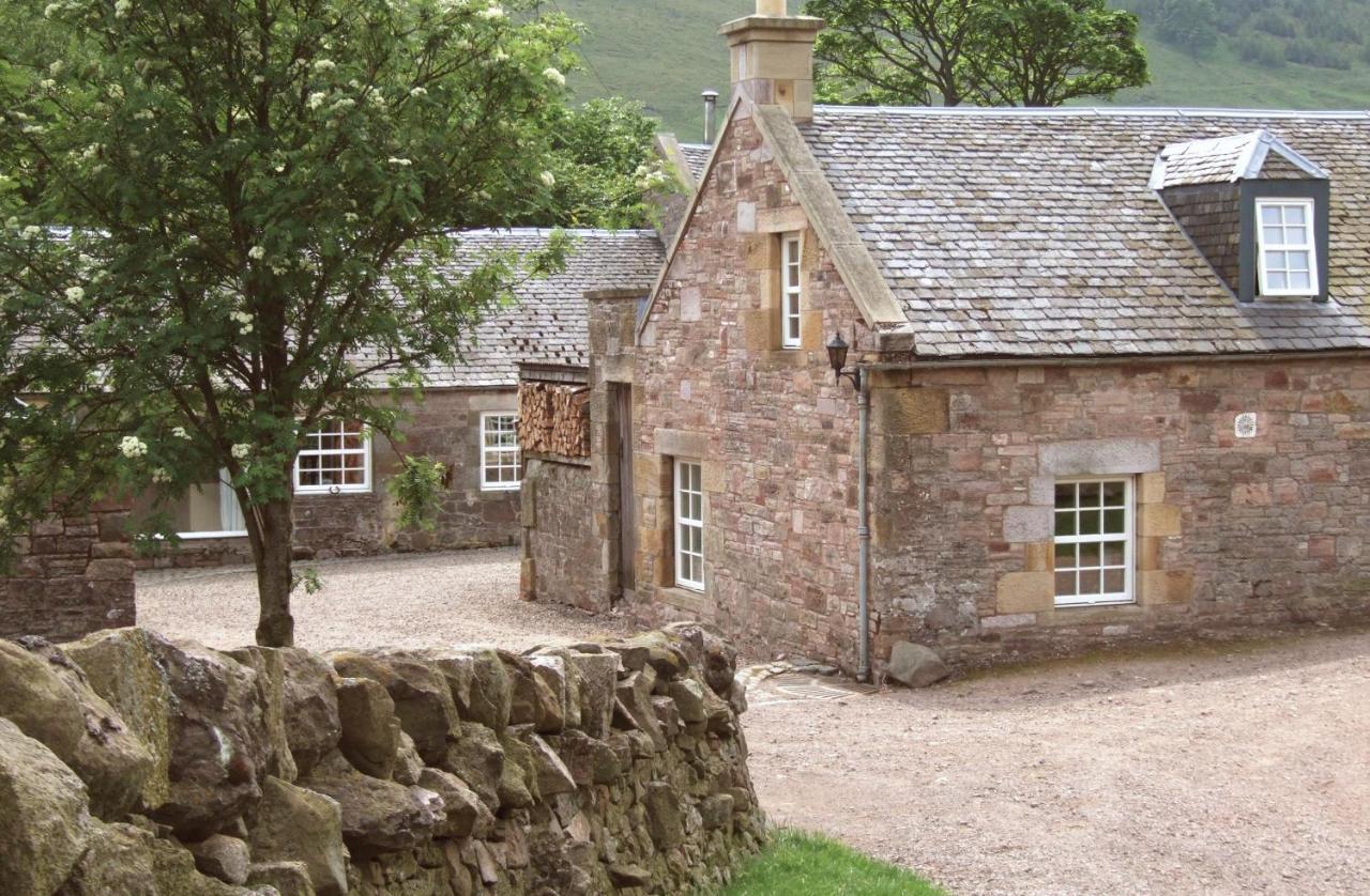 Eastside Byre Family cottage in the Pentland Hills near Edinburgh — 4-Star Luxury Hotel in Penicuik, United Kingdom