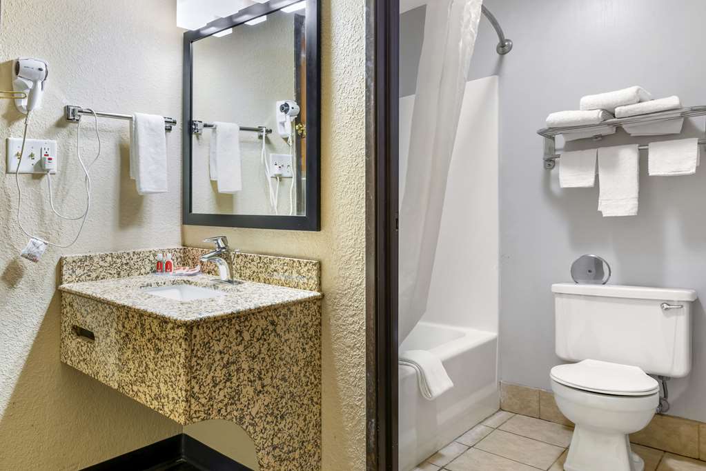Econo Lodge La Crosse North - photo 19