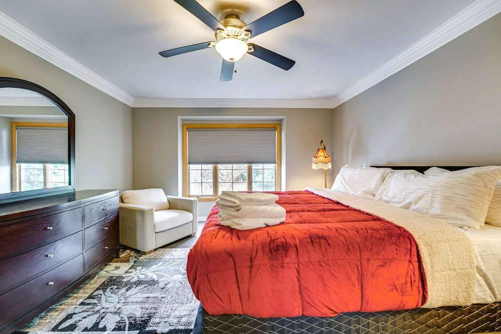 Sterling Heights Getaway w Fire Pit — hotel in Sterling Heights