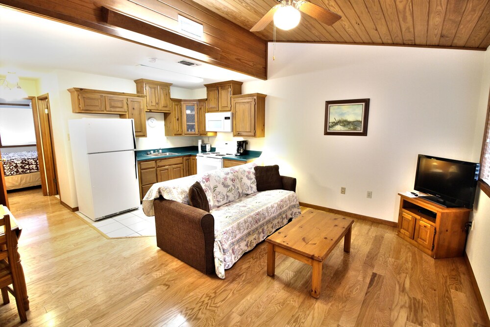 Peach Tree Inn & Suites - photo 30