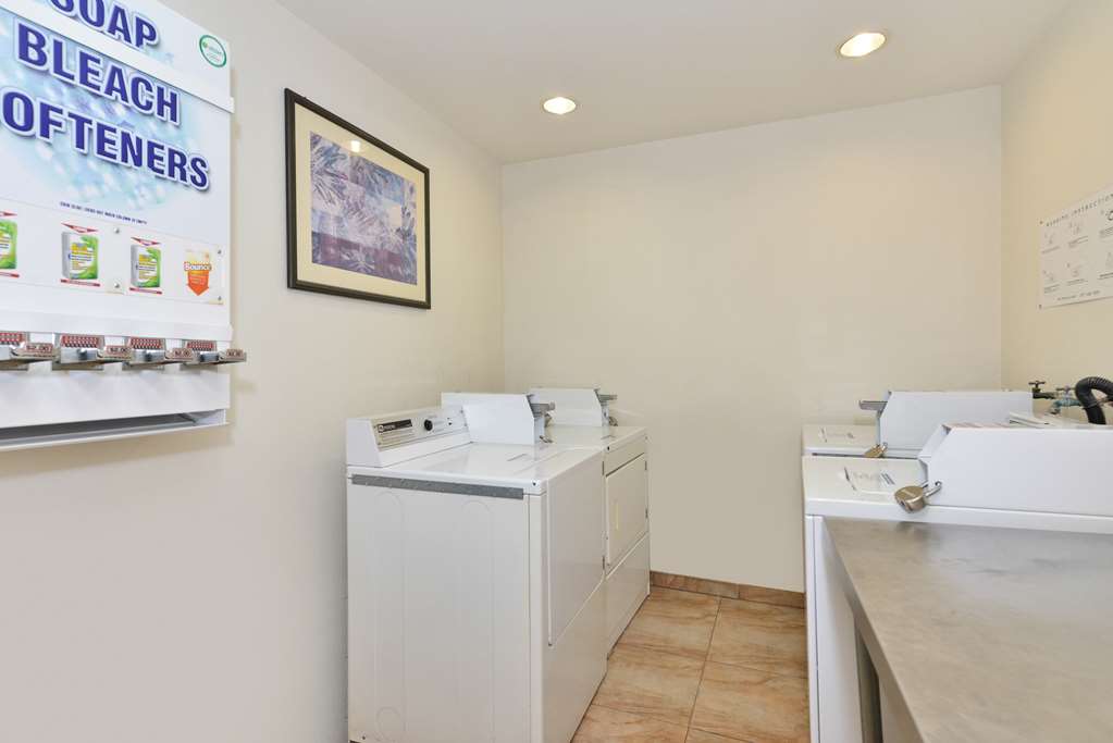 Best Western Plus Raffles Inn & Suites - photo 7