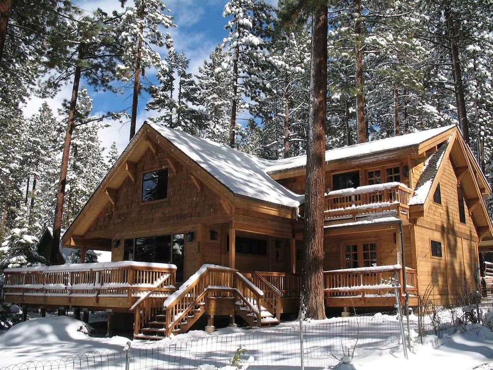 Smokey Joes 5 Bedroom Cabin by RedAwning